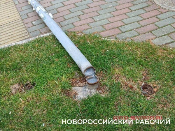 В Новороссийске прохожие замечают упавшие дорожные знаки