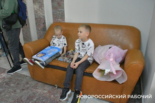 В Новороссийске экипаж ДПС с подарками встретил «крестницу», которую еле успели довезти до роддома в День Победы