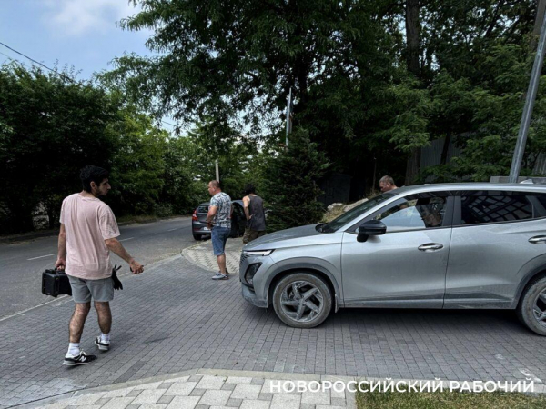В Новороссийске киношники из Москвы превратили улицу в центре в сплошную пробку