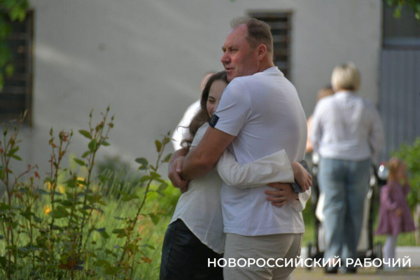 Слезы, аплодисменты, песня директора. В Новороссийске прозвенел «Последний звонок»! Фоторепортаж «НР»