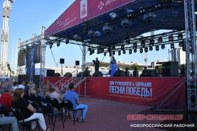 В Новороссийске казаки вручили «девочкам Турецкого» букеты цветов + видео