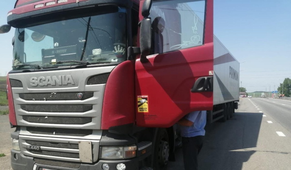 В Новороссийске водитель грузовика проехал на красный сигнал светофора и столкнулся с мотоциклом