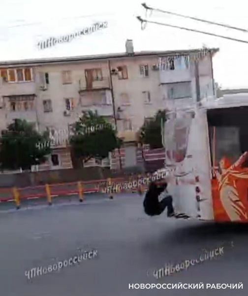 В Новороссийске ищут подростка, зацепившегося за троллейбус