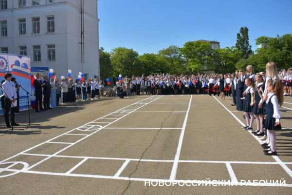 Слезы, аплодисменты, песня директора. В Новороссийске прозвенел «Последний звонок»! Фоторепортаж «НР»