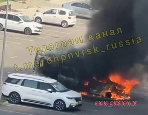 Новороссийцы эвакуировали чужие автомобили, стоявшие рядом с загоревшейся Газелью