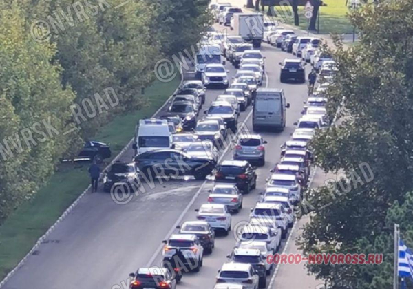 Жесткое ДТП в центре Новороссийска с утра парализовало движение