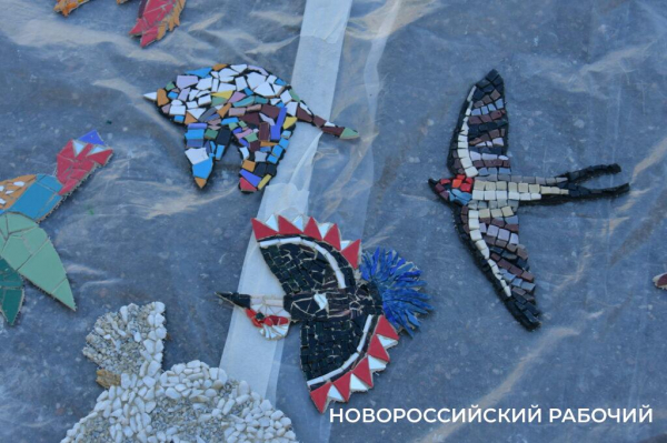 Сегодня стену в Новороссийске «расписали» мозаичными птицами. Они тоже люди!
