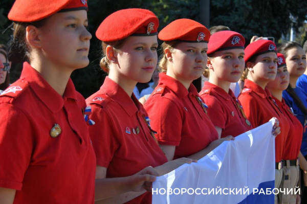 В Новороссийске торжественно отметили День Государственного Флага