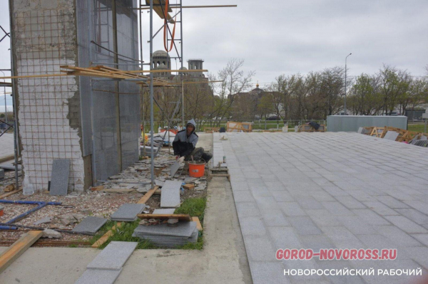 В Новороссийске мемориальную зону на Малой земле огородили длинным забором