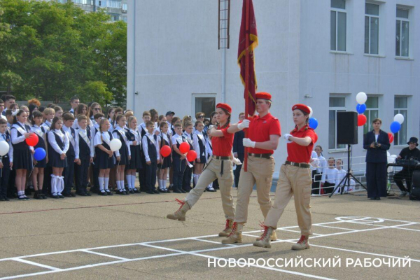 Слезы, аплодисменты, песня директора. В Новороссийске прозвенел «Последний звонок»! Фоторепортаж «НР»