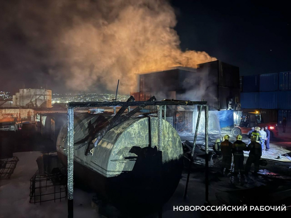 В пригороде Новороссийска загорелось дизтопливо: огонь перекинулся на автомобили