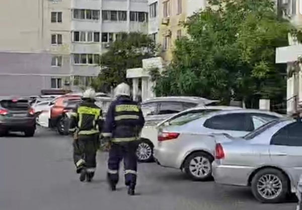 ​Две пожарных машины приехали вечером на сигнал о пожаре в Новороссийске