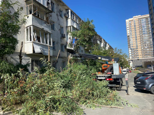 В Новороссийске норд-ост мешает демонтировать крышу дома, пострадавшего во время атаки БПЛА