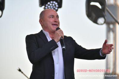 В Новороссийске казаки вручили «девочкам Турецкого» букеты цветов + видео