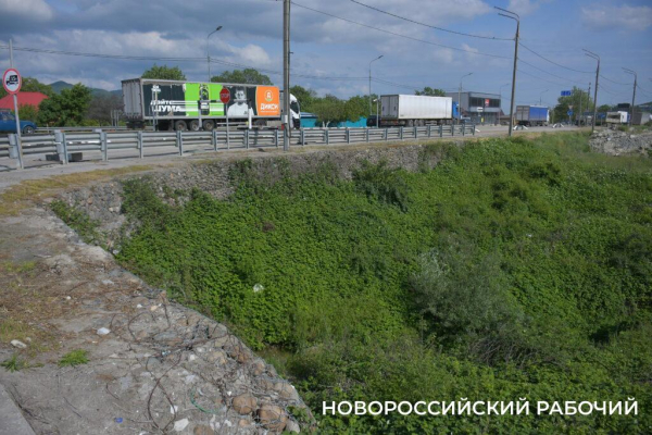 Дальнобойщики под Новороссийском устроили убежище на случай атаки БПЛА