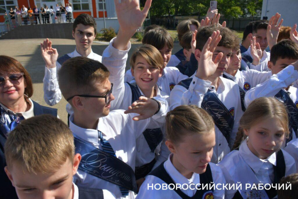 Слезы, аплодисменты, песня директора. В Новороссийске прозвенел «Последний звонок»! Фоторепортаж «НР»