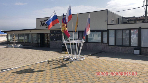 Городские пляжи Новороссийска украсили к 9 мая