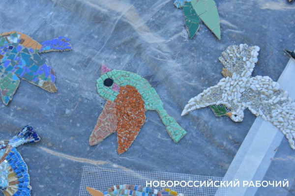 Сегодня стену в Новороссийске «расписали» мозаичными птицами. Они тоже люди!