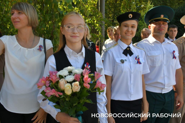 В Новороссийске торжественно отметили День Государственного Флага