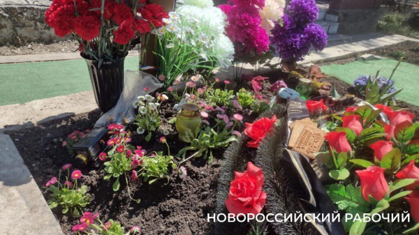 Новороссийск отмечает Радоницу. Горожане приносят цветы к могилам родных и павших героев войны
