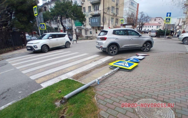 В Новороссийске прохожие замечают упавшие дорожные знаки