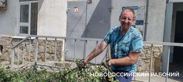 Пекло, а они работают! В Новороссийске горожан спасают от змей и небывалого урожая  