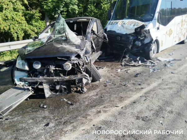 На подъезде к Абрау-Дюрсо легковушка столкнулась с автобусом
