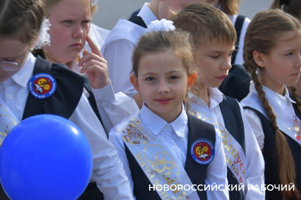 Слезы, аплодисменты, песня директора. В Новороссийске прозвенел «Последний звонок»! Фоторепортаж «НР»