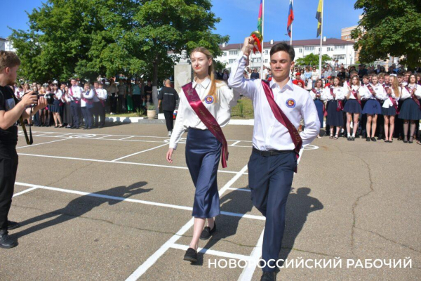 Слезы, аплодисменты, песня директора. В Новороссийске прозвенел «Последний звонок»! Фоторепортаж «НР»