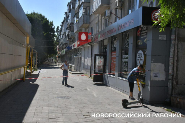 Подъезд дома в Новороссийске, где горела квартира, оцеплен. Людей расселили