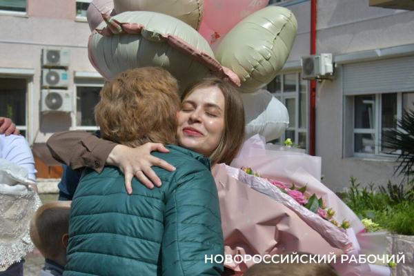 В Новороссийске экипаж ДПС с подарками встретил «крестницу», которую еле успели довезти до роддома в День Победы