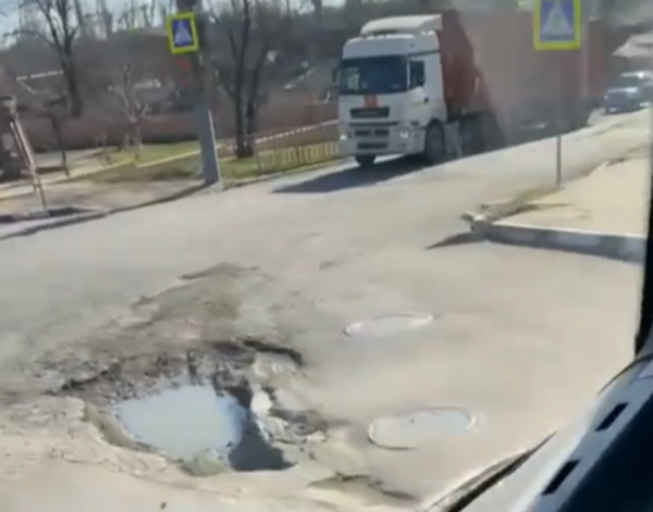 &laquo;Яма по колено&raquo;: новороссийцы помогают чиновникам инспектировать состояние дорог