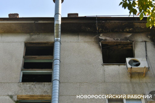 Подъезд дома в Новороссийске, где горела квартира, оцеплен. Людей расселили
