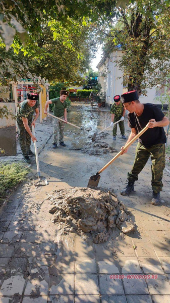 Новороссийцы помогают в ликвидации подтопления в Туапсинском районе.