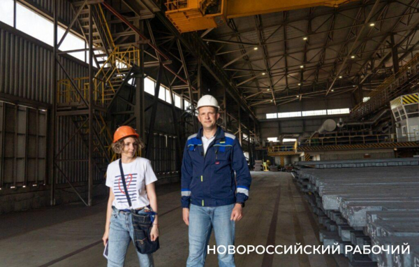 В Новороссийске металлурги с высшим образованием карьеру начинают подручным сталевара