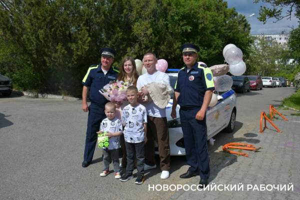 В Новороссийске экипаж ДПС с подарками встретил «крестницу», которую еле успели довезти до роддома в День Победы