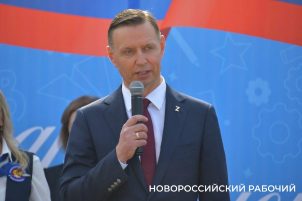 Слезы, аплодисменты, песня директора. В Новороссийске прозвенел «Последний звонок»! Фоторепортаж «НР»