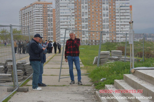 В Новороссийске мемориальную зону на Малой земле огородили длинным забором