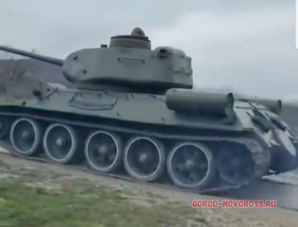 Танк Т-34 «воскрес» и возглавил торжественную колонну в Новороссийске + видео
