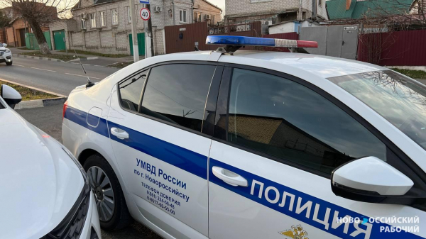 В Новороссийске автомобиль сбил женщину рядом с остановкой