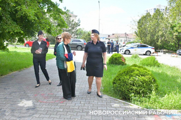 В Новороссийске экипаж ДПС с подарками встретил «крестницу», которую еле успели довезти до роддома в День Победы