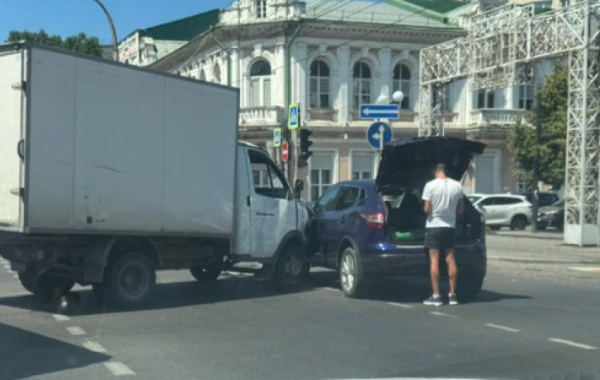 Грузовик и легковушка столкнулись в центре Новороссийска