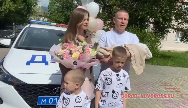 В Новороссийске экипаж ДПС с подарками встретил «крестницу», которую еле успели довезти до роддома