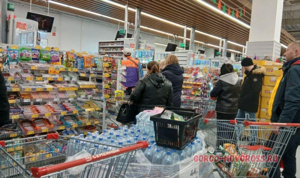 Новороссийцы встали в очереди: закупаются к новогоднему столу
