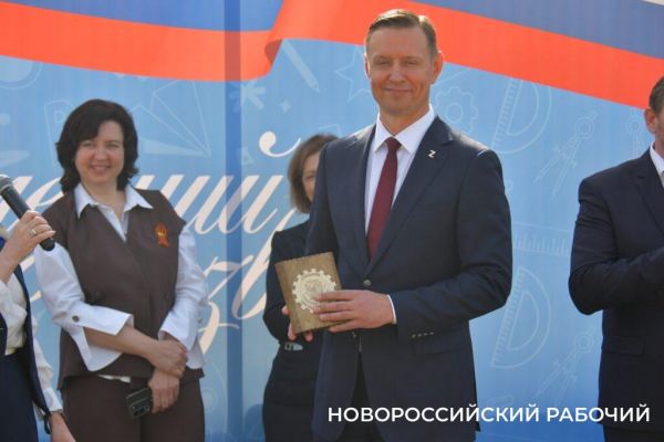 Слезы, аплодисменты, песня директора. В Новороссийске прозвенел «Последний звонок»! Фоторепортаж «НР»