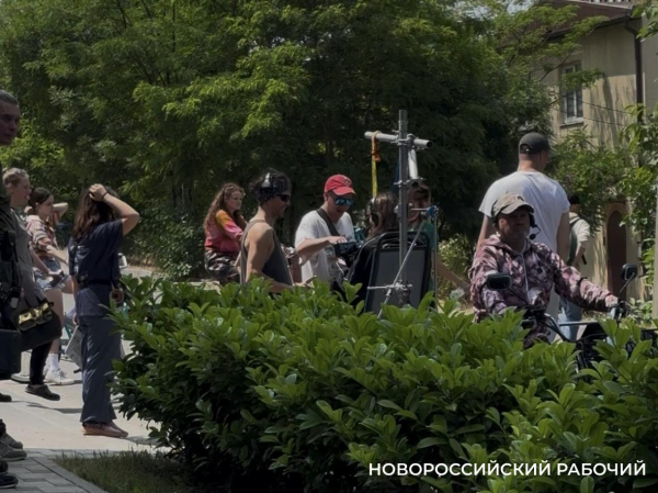 В Новороссийске киношники из Москвы превратили улицу в центре в сплошную пробку