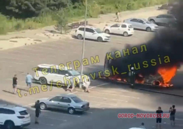 Новороссийцы эвакуировали чужие автомобили, стоявшие рядом с загоревшейся Газелью