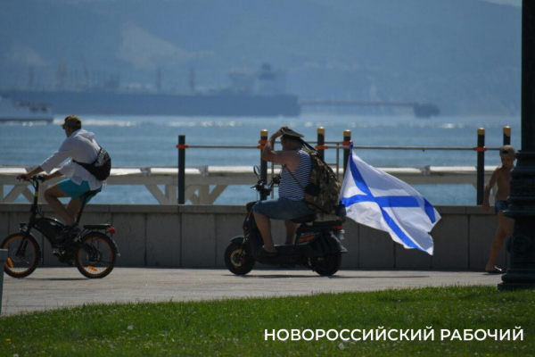 Набережная в тельняшке! Моряки всех флотов России собрались в День ВМФ в Новороссийске