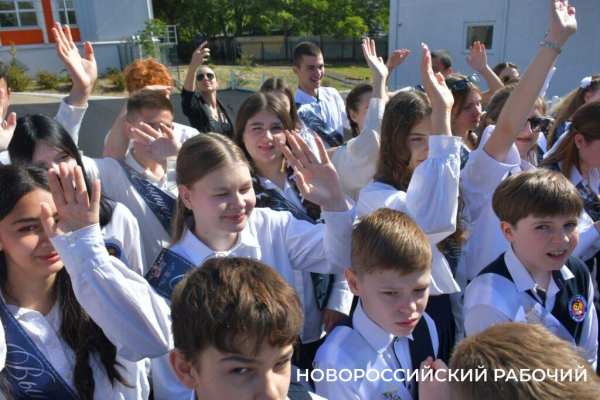 Слезы, аплодисменты, песня директора. В Новороссийске прозвенел «Последний звонок»! Фоторепортаж «НР»