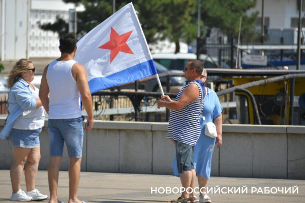 Набережная в тельняшке! Моряки всех флотов России собрались в День ВМФ в Новороссийске